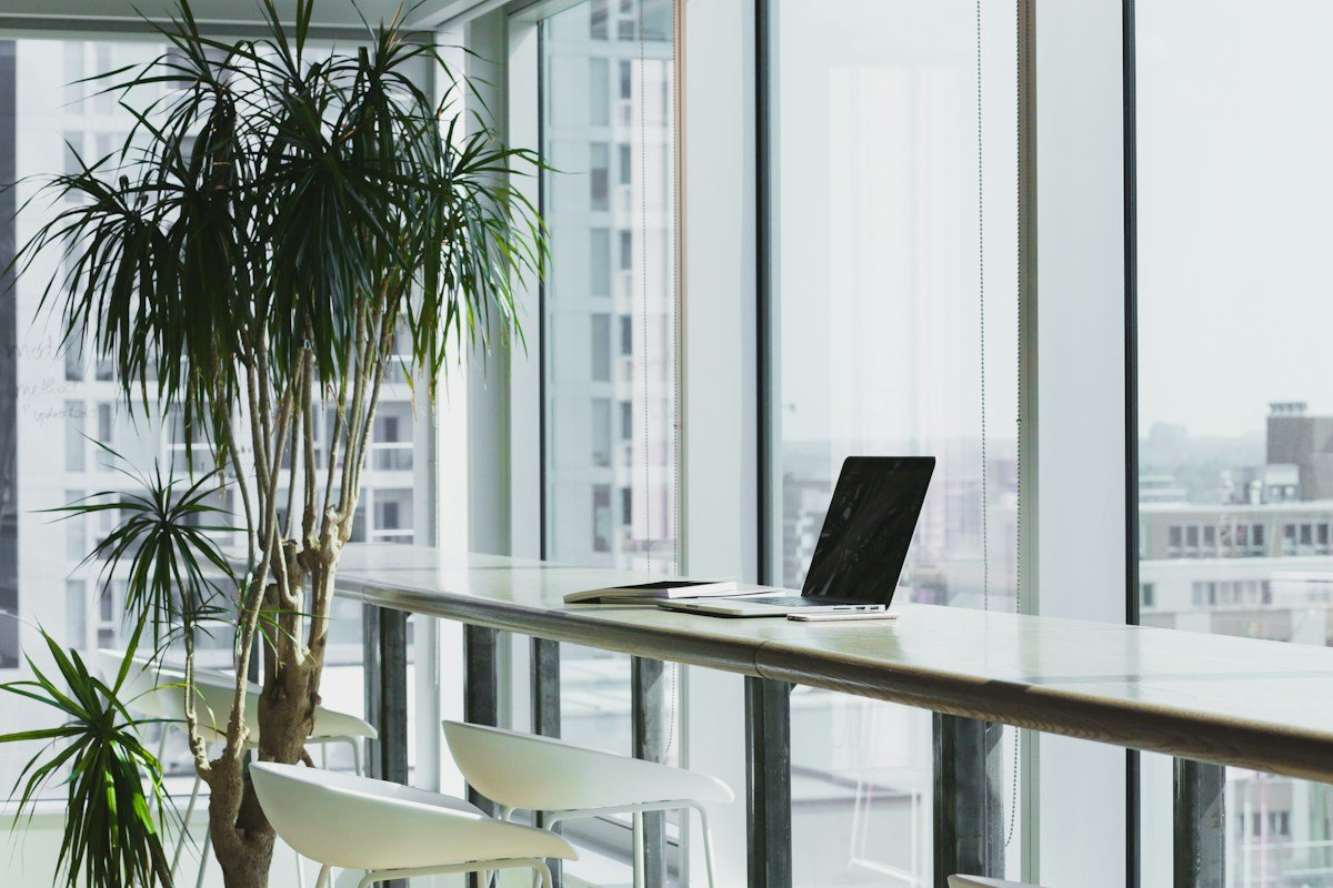 Edifícios empresariais contemporâneos representando solidez institucional e gestão de risco